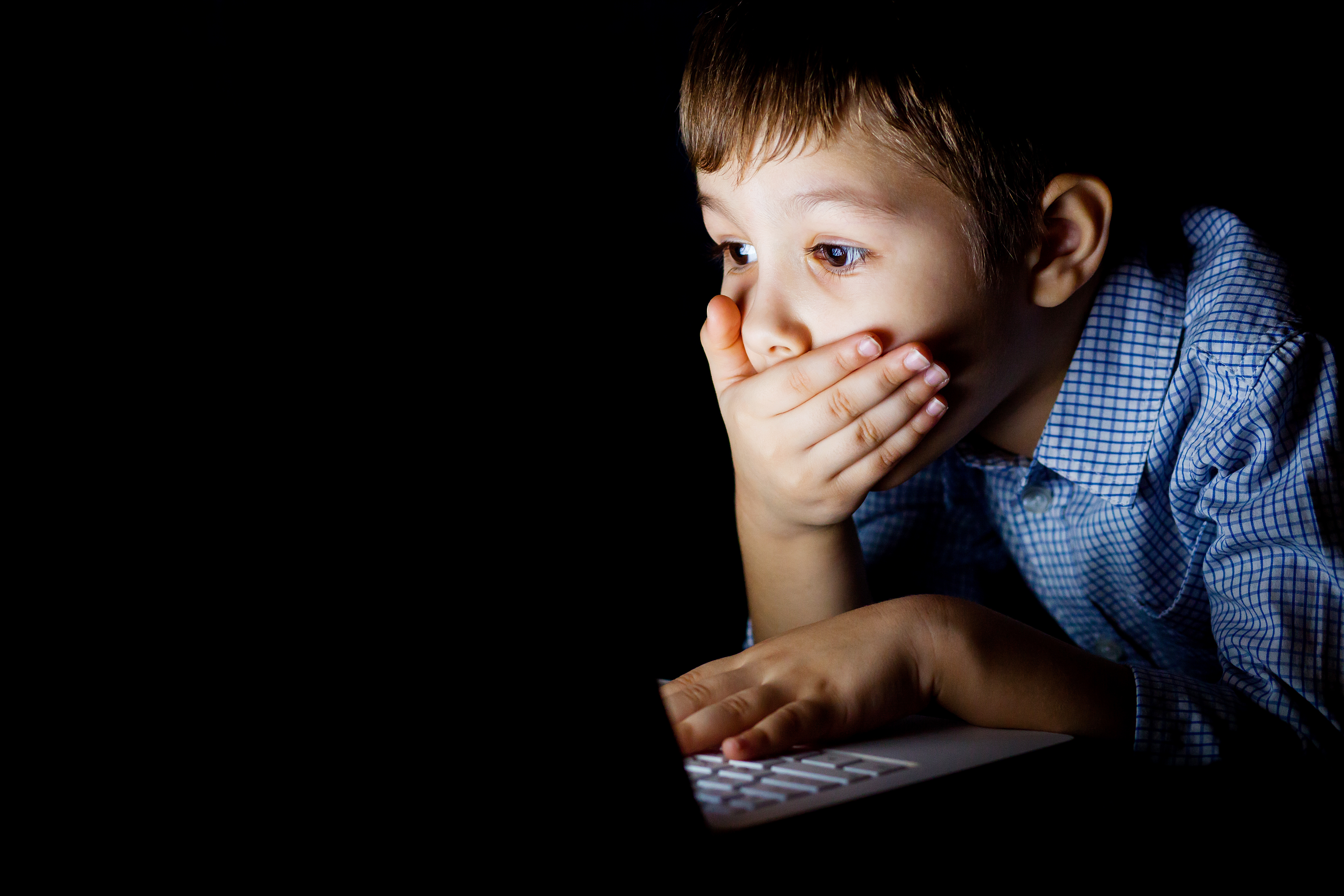 copil uitându-se la monitorul unui calculator
